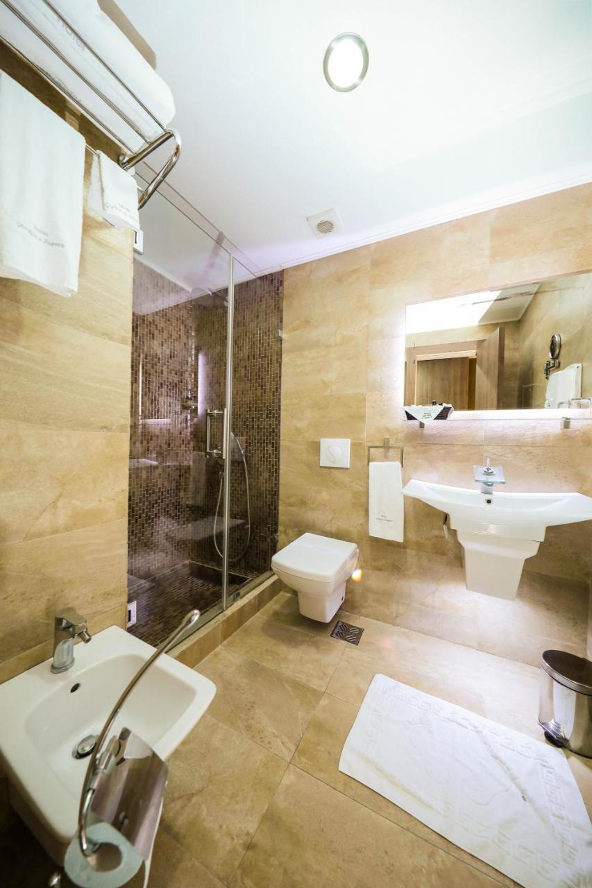 Hotel Carshia E Jupave Gjakova Exteriér fotografie
